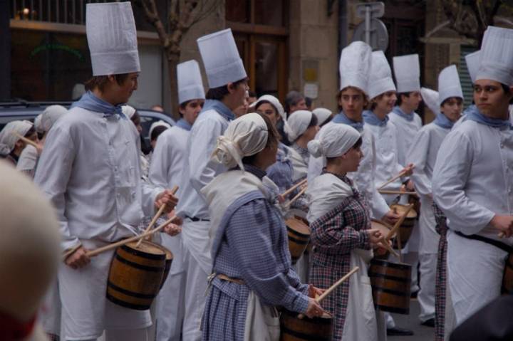 Cocineros con sus barriles durante la tamborrada Foto: Estitxu.