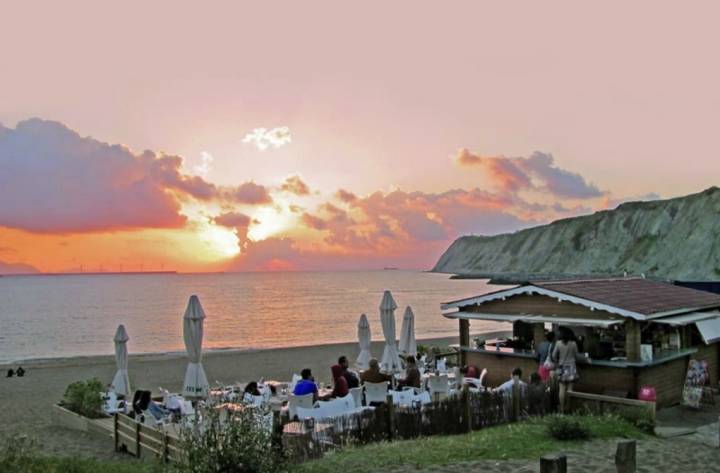 Estupendos atardeceres en la Playa de Arrigunaga. Foto: Txiringuito Arrigunaga.