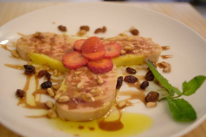 Su foie de pato al PX con pasas y piñones es una delicia para la vista y el paladar.