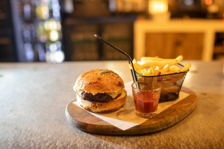 La hamburguesa de ternera con patatas fritas y ketchup casero que hace Jesús Recio está pidiendo a gritos que le hinques el diente.