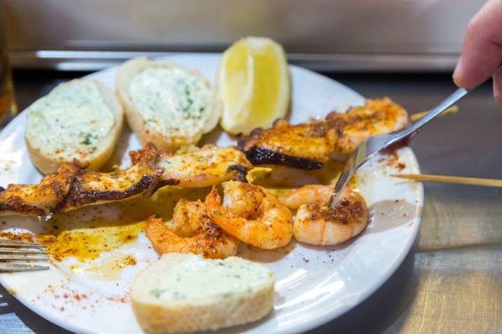 Brochetas de gambas y pulpo.