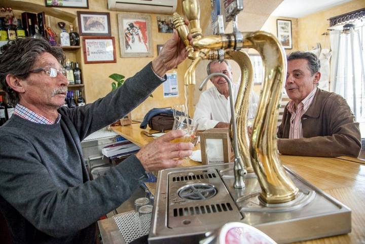 Las reducidas dimensiones del local obligan a que la atención al cliente sea más esmerada si cabe. Foto: Alberto Criado