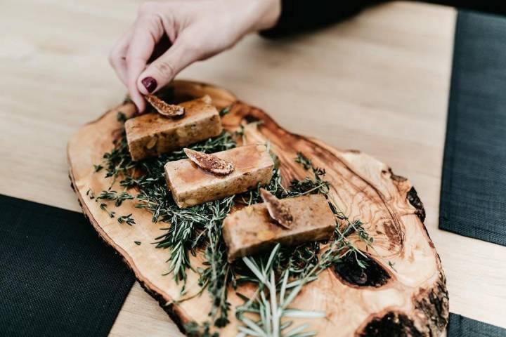 Terrina de cochinillo, frutos secos y oloroso. Foto: 'Sobretablas'.