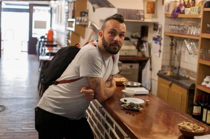 Iván Domínguez disfruta de los 'minchas' de la tasca 'O Tarabelo'. Foto: Clara Vilar.