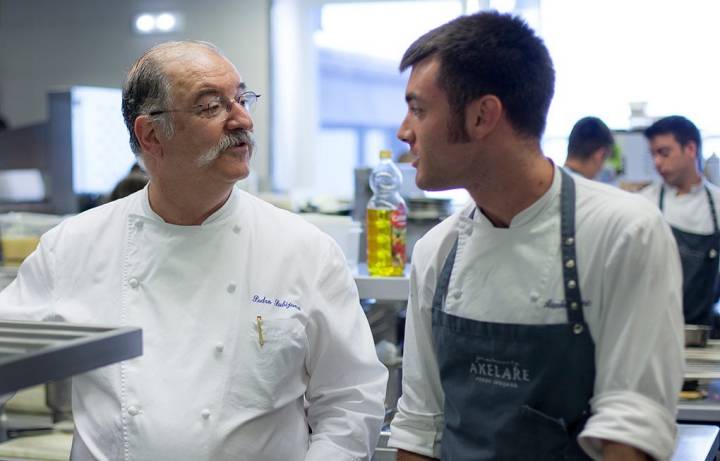 El chef con uno de sus cocineros.