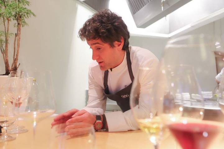 El cocinero Josean Alija, del restaurante Nerua, explicando a los comensales sus platos.