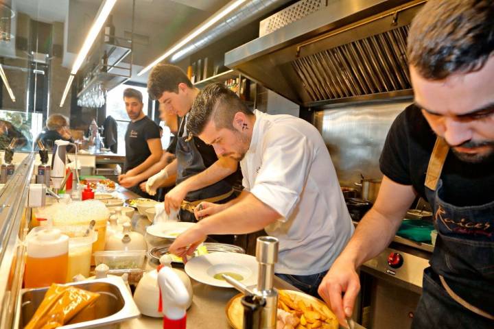 Carlos concentrado en su cocina de 'Raíces'.