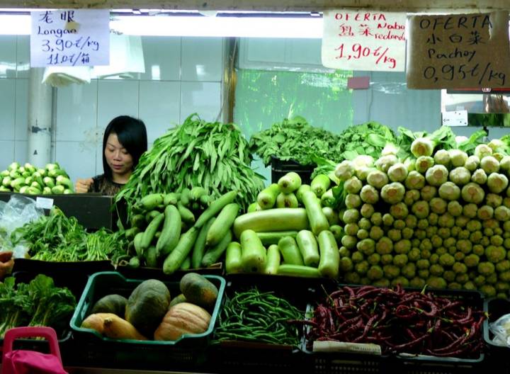 Un puesto tradicional en el Mercado de los Mostenses. Foto: Flickr /Jorge Guitián Castromil (derechos cedidos a Guiarepsol.com).