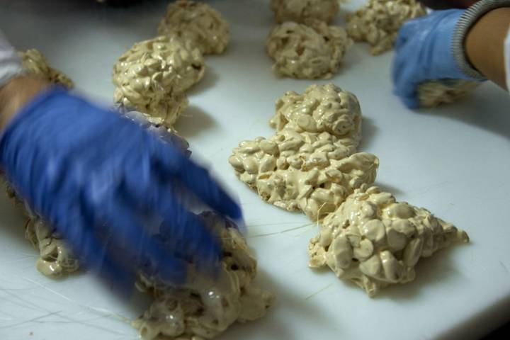 Con delicadeza se preparan las tortas de turrón de Alicante.