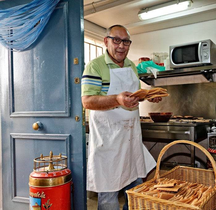 Jaime prepara los barquillos que irán a la pradera de San Isidro.