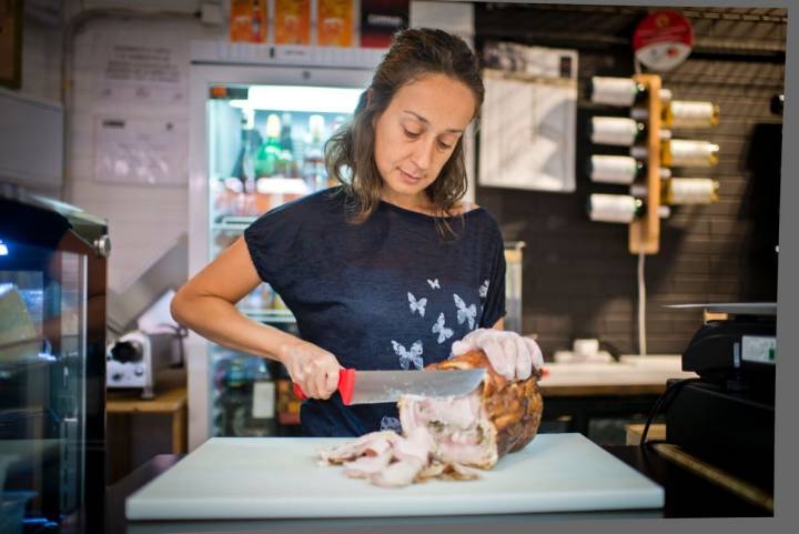 Cortando su famosa 'porchetta'.