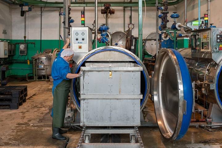 En el autoclave, latas y botes se cuecen a temperaturas superiores a los 100º C.