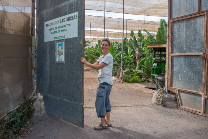 Carolina nos da la bienvenida a su finca orgánica, centro de venta de productos y clases de yoga.