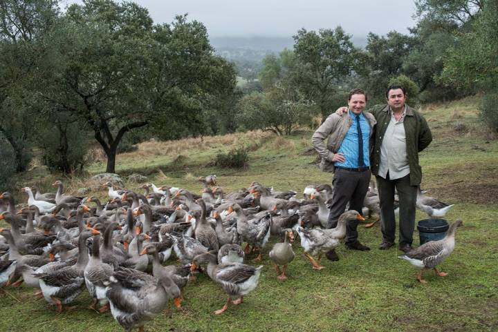 Eduardo Sousa y Diego Labourdette, junto a sus ocas.