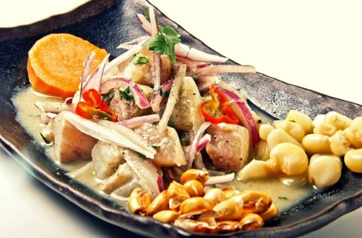 Ceviche peruano, con su cebolla morada y su cilantro, acompañado de choclo y cancha. Foto: Tampu/La Cevicuchería.