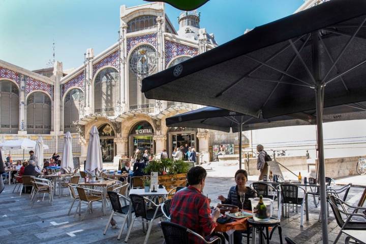 La terraza del Trocito del medio, perfecta para almorzar después de un día de compras en el mercado.