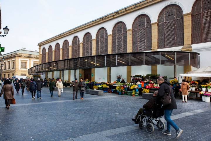 El exterior del mercado invita a pasear entre 'las caseras', o puestos exteriores.