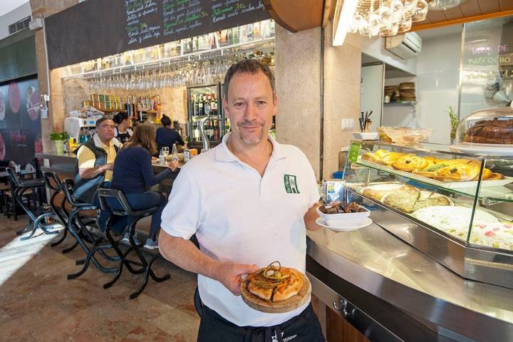 Salva, propietario del bar, sirve dos de sus tapas estrella: una 'coquet' y 'sang amb ceba'.