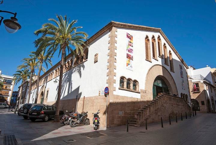 El Mercat Municipal de Jávea se construyó en 1943 en los terrenos de un antiguo convento del siglo XVII.