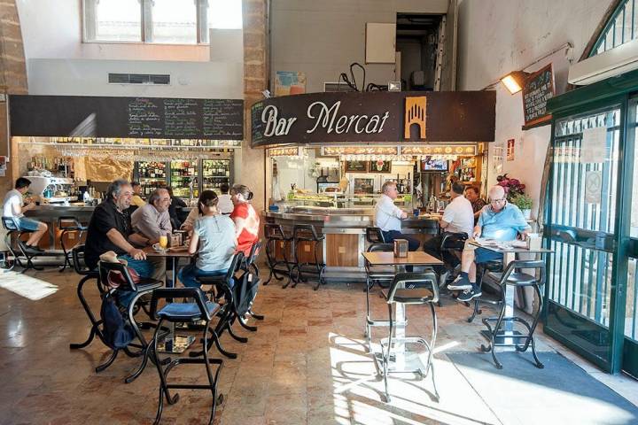 Por las mañanas y a mediodía, el 'Bar Mercat' es de los puestos más concurridos.