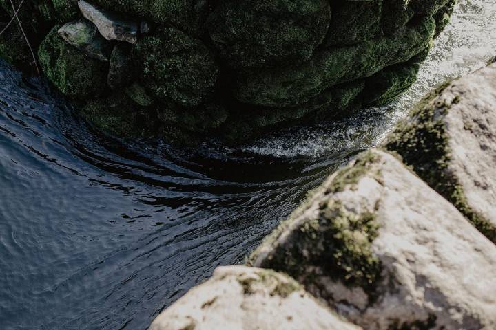 El agua pasa entre los dos muros y aquí es donde se engancha la red cónica, el 'biturón', amarrado con cadenas.