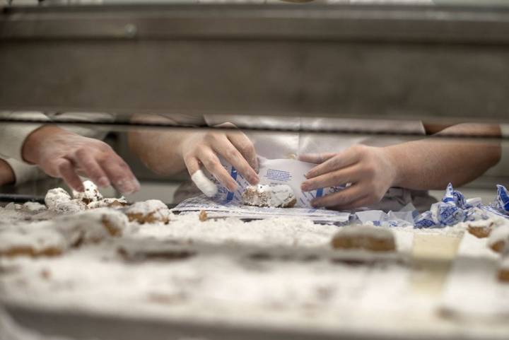 Envolver bien los polvorones es una tarea delicada que no sabe hacer cualquiera.