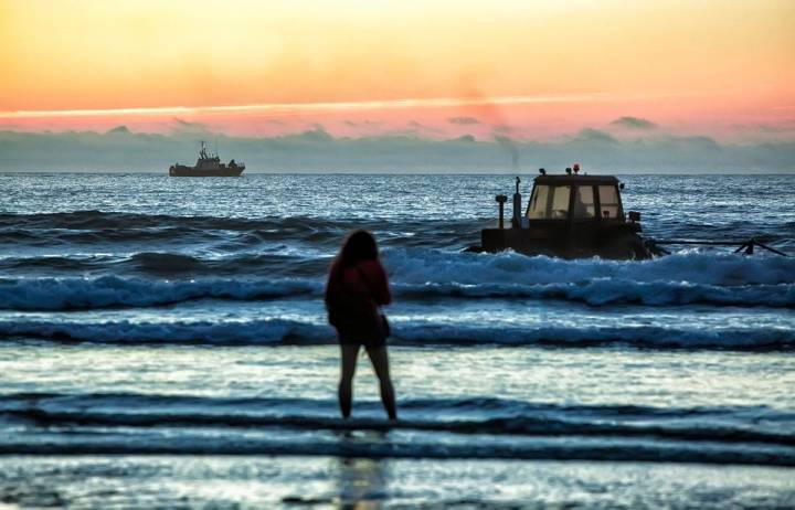 A lo lejos, un barco fondea los campos de algas.