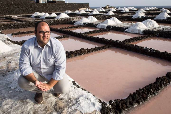 Andrés Hernández nos muestra el proceso de salinización.