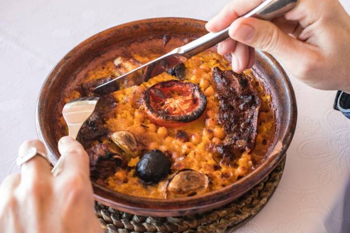 El arroz al horno de leña se sigue preparando como antaño en el 'Bergamonte'.