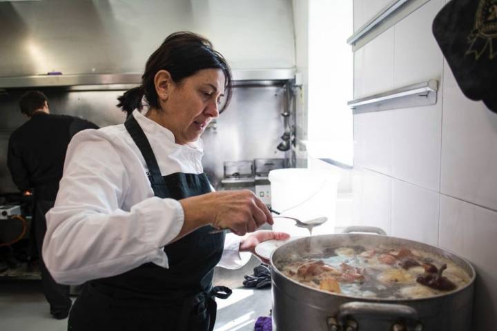 Ana Ferrer preparando este arroz con ingredientes que traen frescos a diario.