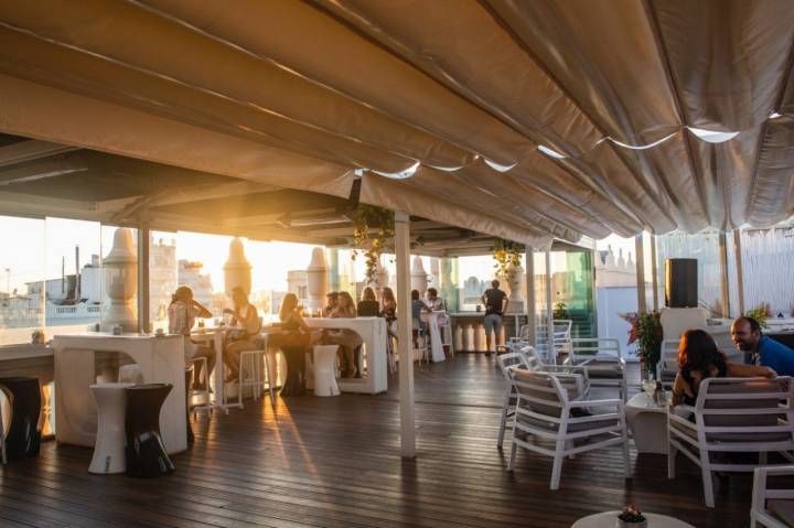 Azotea 'El Mirador del Ateneo': terraza con clientes (2)