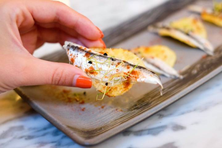 Boquerones sobre patatas fritas.