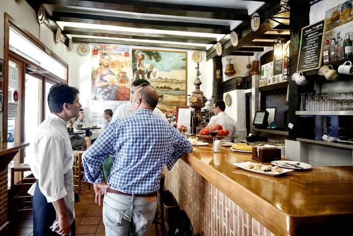 Quedarse en la barra del local a desgustar sus tapas puede ser una buena opción.