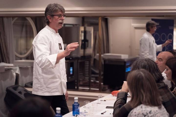 Rafa Gorrotxategi se adentra en los secretos del mejor chocolate durante un show cooking. Foto: BBVA Bilbao Food Capital.