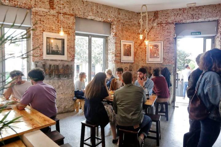 Ambientazo en la suvlakería de Lavapiés.