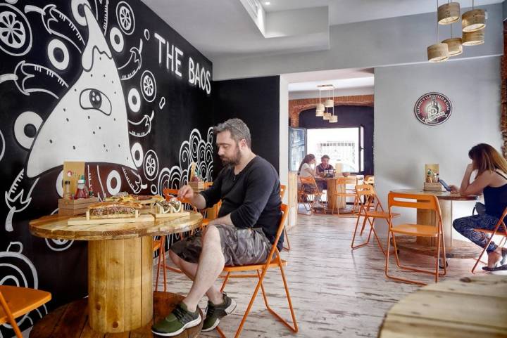 Así luce el interior de esta bocatería en Chueca.