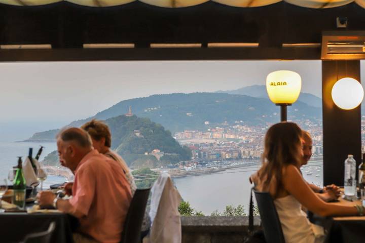 La calidad de los platos de Adolfo en 'Alaia' combina con la espectacularidad de las vistas de su terraza.