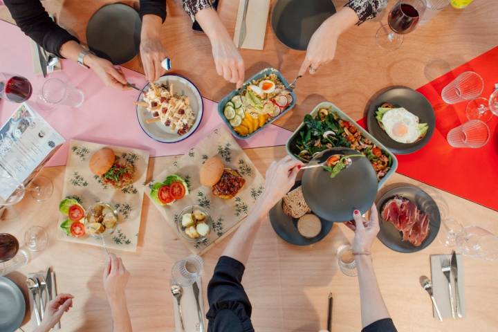 mesa para compartir en café naves