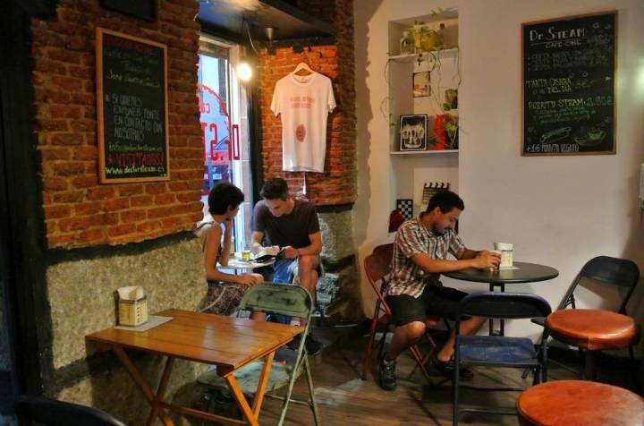 Este cine-bar es uno de los locales de moda de Lavapiés. Foto: Camino Martínez.