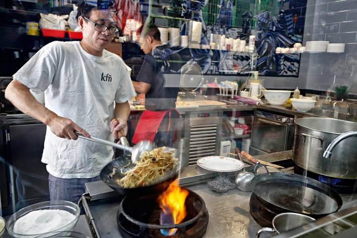 Puedes ver al chef cocinando a través de un cristal.