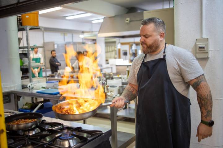 Juan Antonio Ortega flambeando los carabineros para su gazpacho.