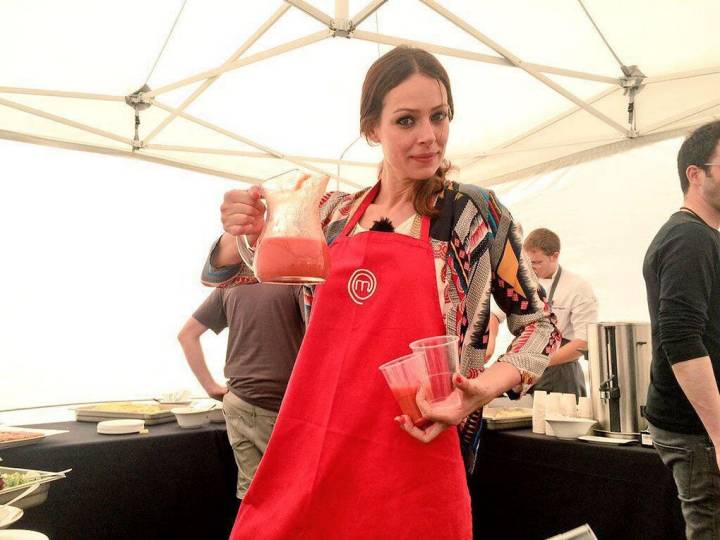 Eva González sirviendo gazpacho durante la grabación de Masterchef. Foto: cedida.