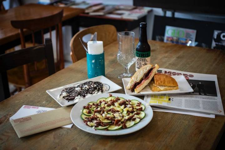 Salami de chocolate, ensalada Gatsby, 'focaccia' Gatopardo y cerveza artesanal.