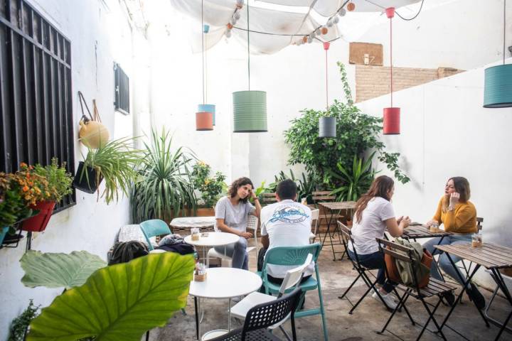 La terraza-patio del local le aporta aún más personalidad a esta cafetería.