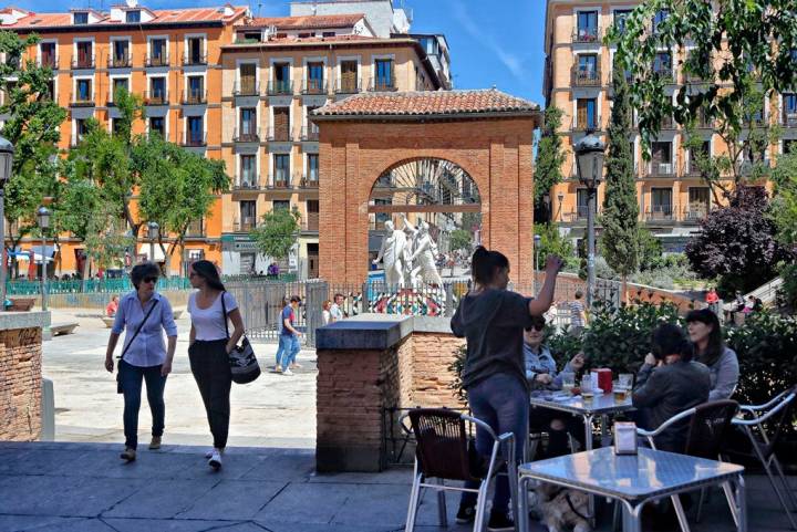 De terracitas en la Plaza Dos de Mayo.