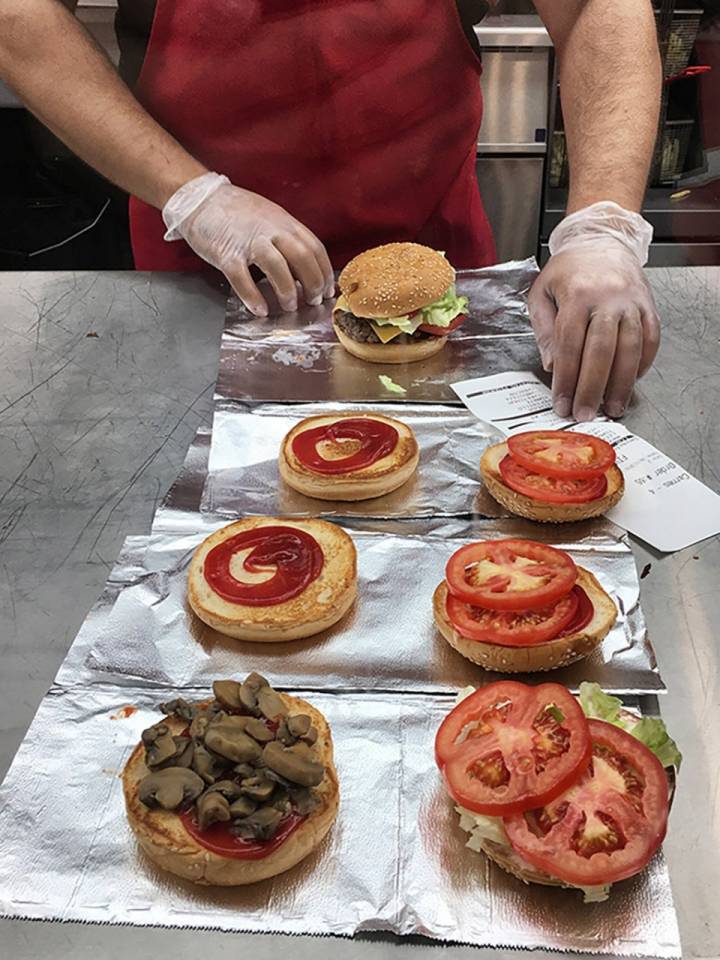 Las hamburguesas, listas para montar.