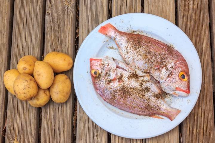 Pescado fresco y papas (arrugadas): todo un sello de identidad canario. Foto: Shutterstock.