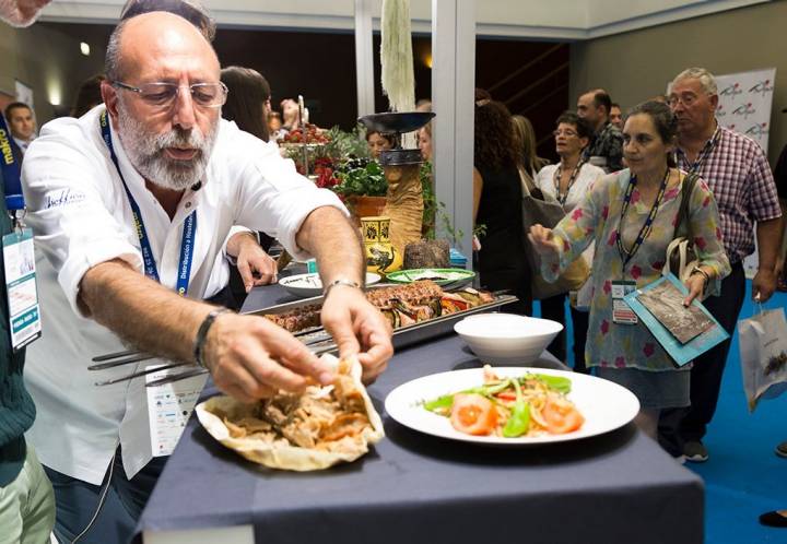 Cüneyt Asan preparando su plato estrella. Foto: Gastronomika.