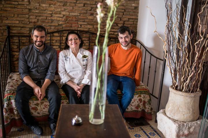 Charo Carmona junto a sus hijos, regalando siempre una sonrisa. Foto: Alfredo Cáliz