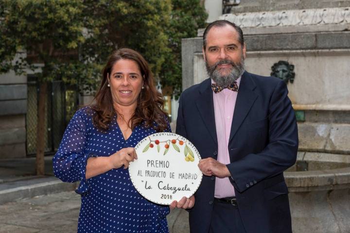 Los quesos de 'La Cabezuela', con puesto en el mercado de productores de Vallehermoso, premio al producto.